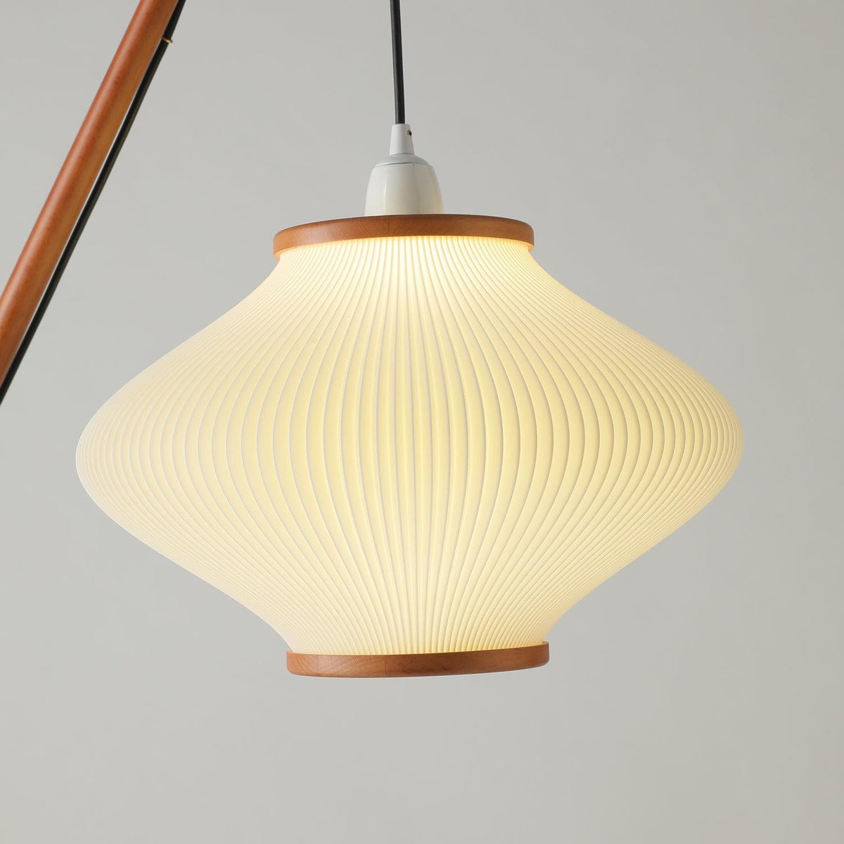 Ervenil Mid-Century-Stil Stehleuchte aus Holz und Glas