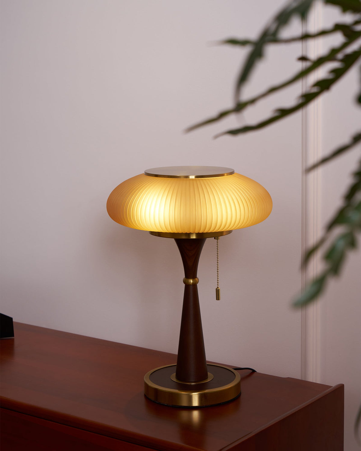 Vevelo Tischleuchte aus Holz im Vintage-Stil