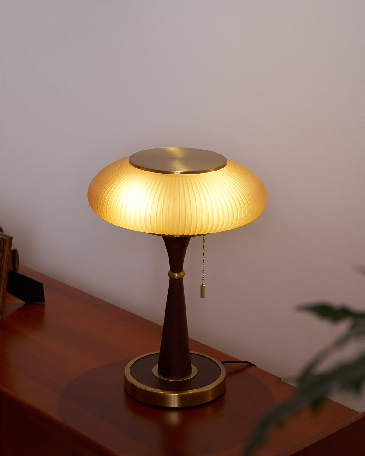 Vevelo Tischleuchte aus Holz im Vintage-Stil