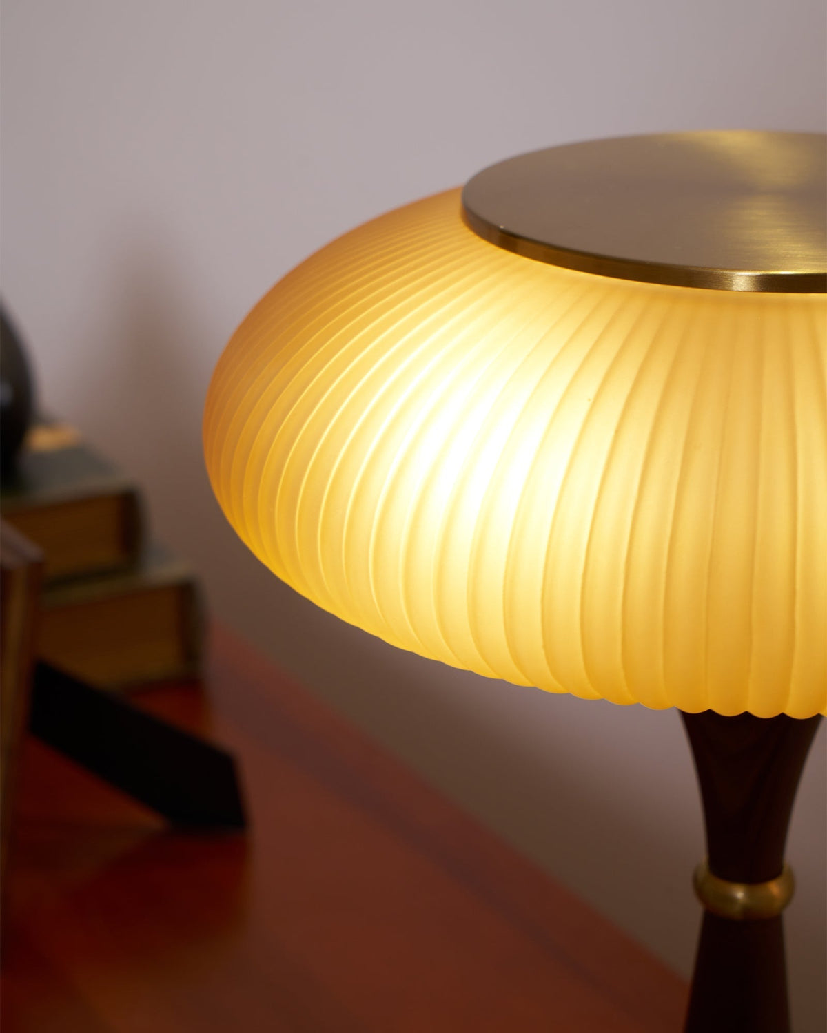 Vevelo Tischleuchte aus Holz im Vintage-Stil