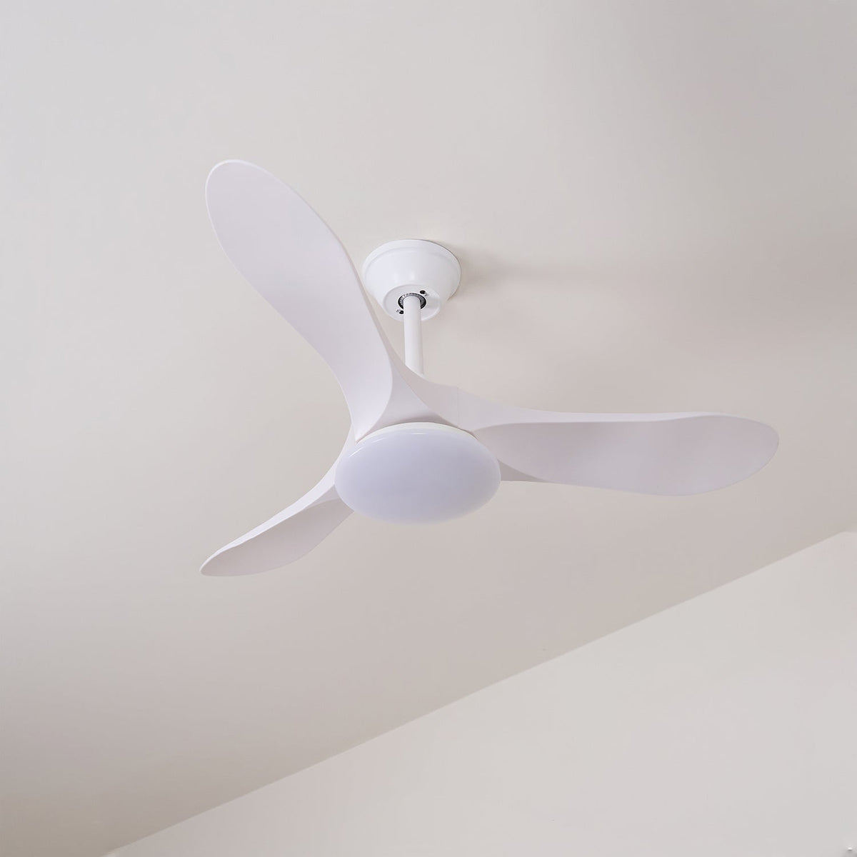 Velix moderne Deckenventilator mit Beleuchtung aus Holz