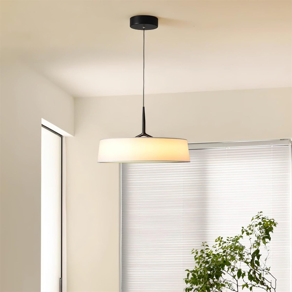 Liora Pendelleuchte Weißer Stofftrommel Schwarz Minimalistisch