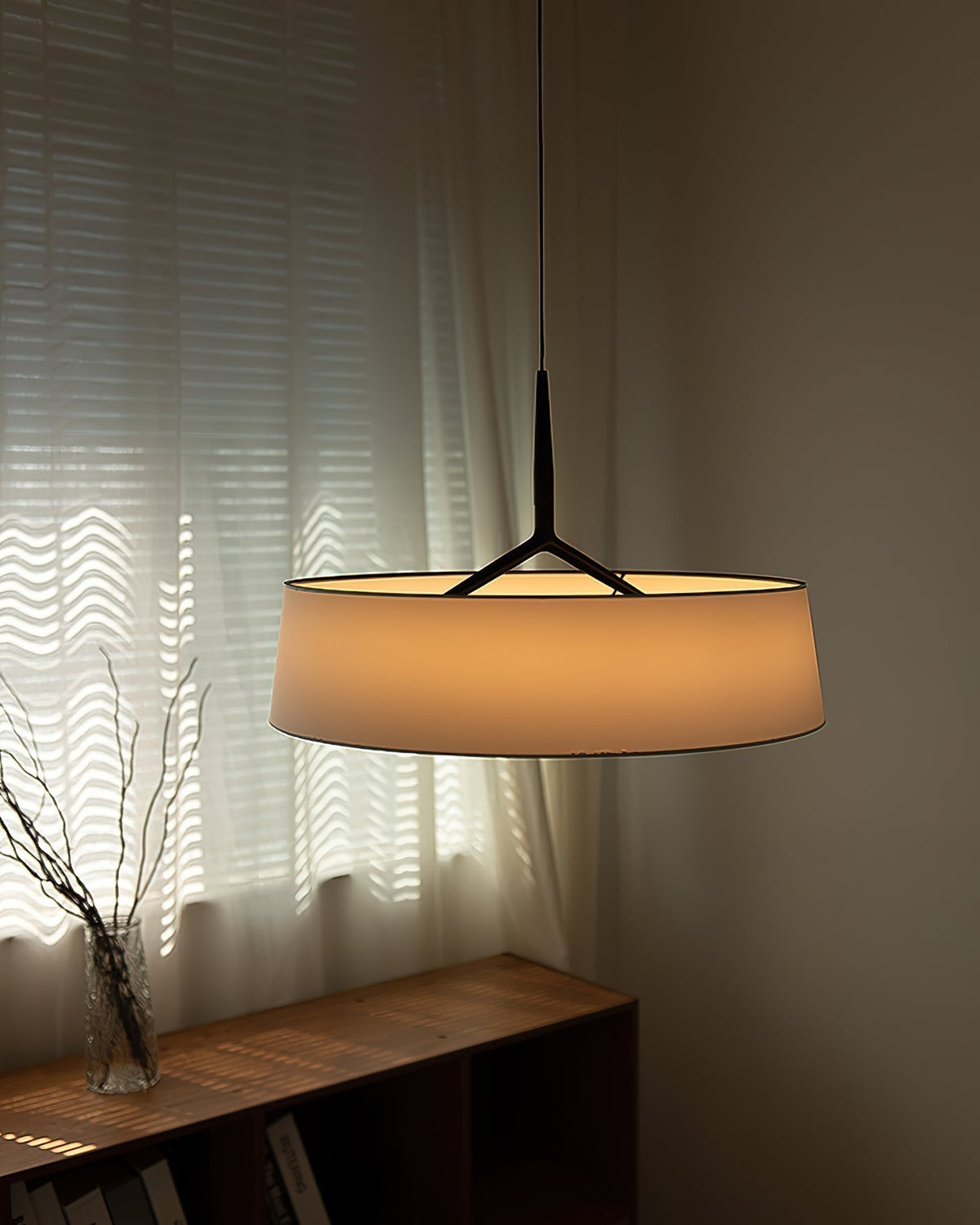 Liora Pendelleuchte Weißer Stofftrommel Schwarz Minimalistisch