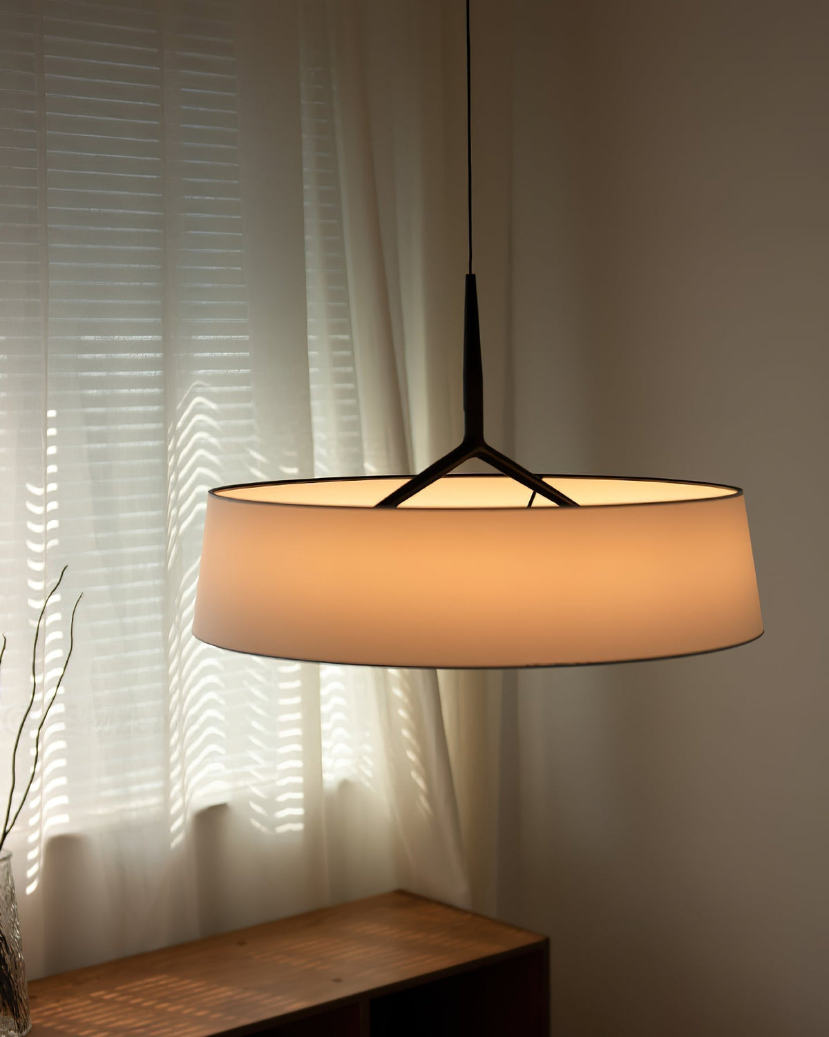 Liora Pendelleuchte Weißer Stofftrommel Schwarz Minimalistisch
