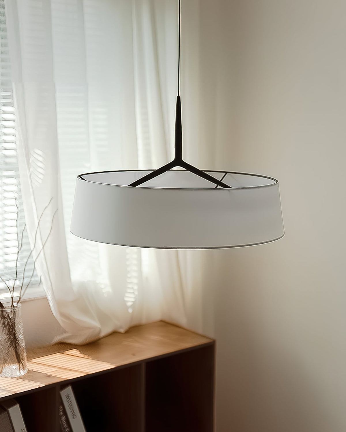 Liora Pendelleuchte Weißer Stofftrommel Schwarz Minimalistisch