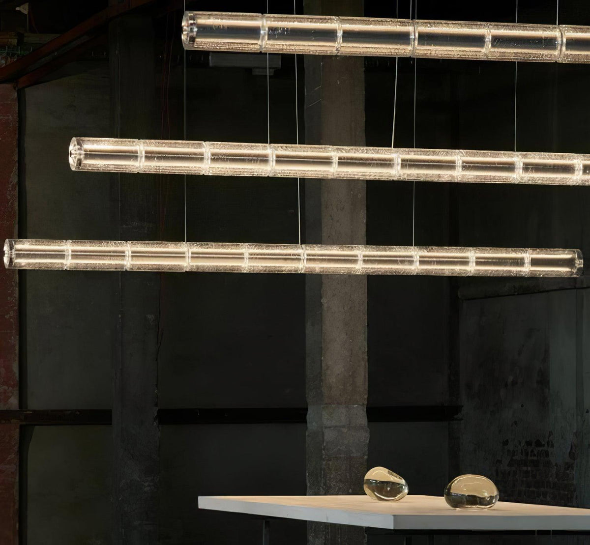 Karoa Linear Pendelleuchte aus transparentem Glas