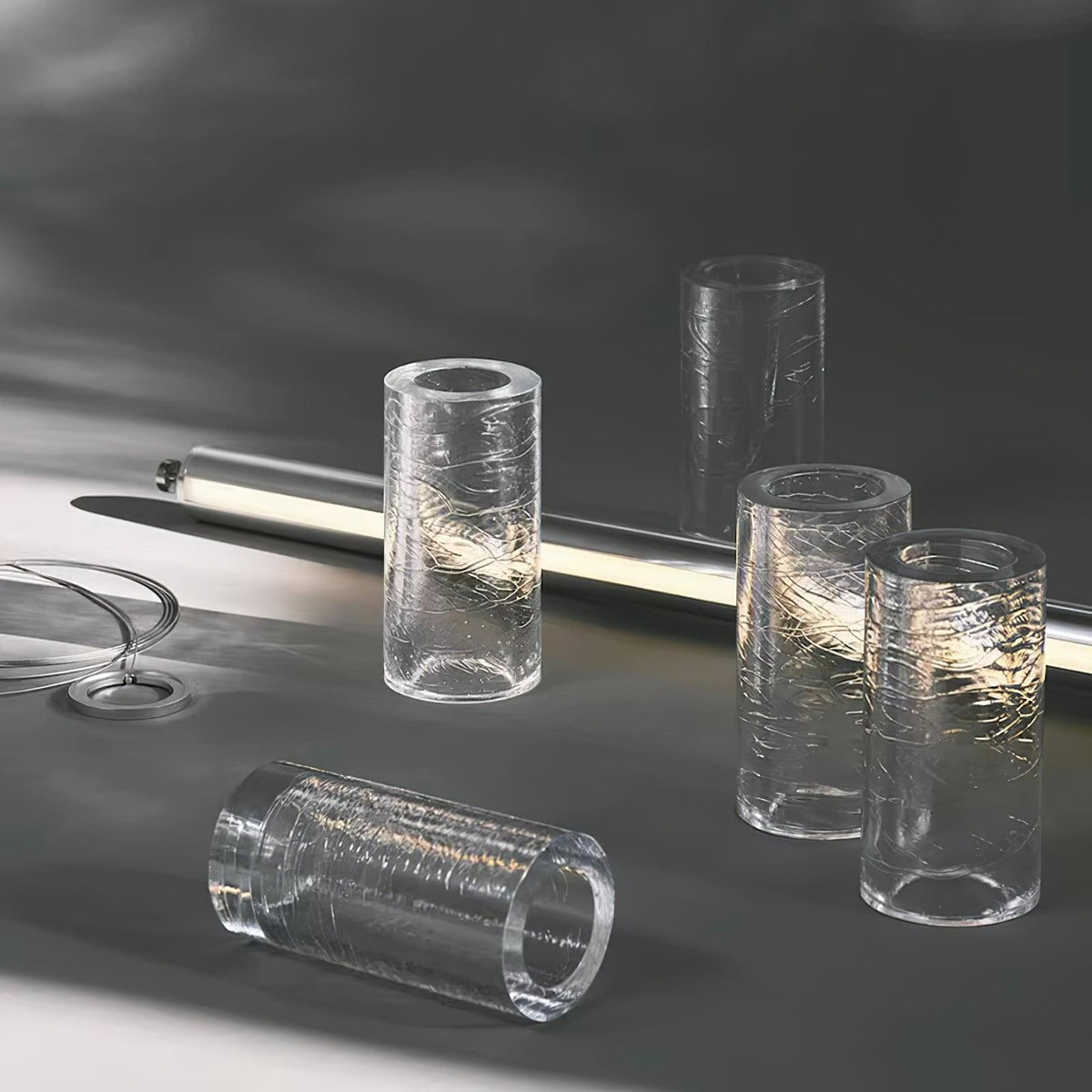 Karoa Linear Pendelleuchte aus transparentem Glas
