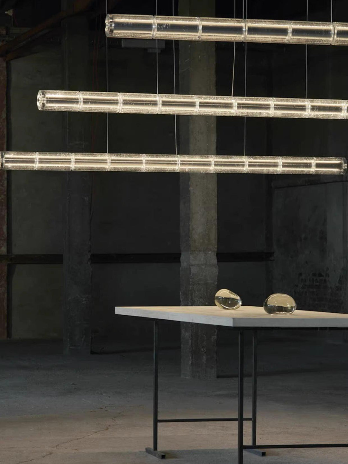 Karoa Linear Pendelleuchte aus transparentem Glas