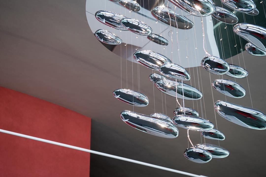 Orinanelle Kronleuchter aus Aluminium mit skulpturaler Kieselsteinform