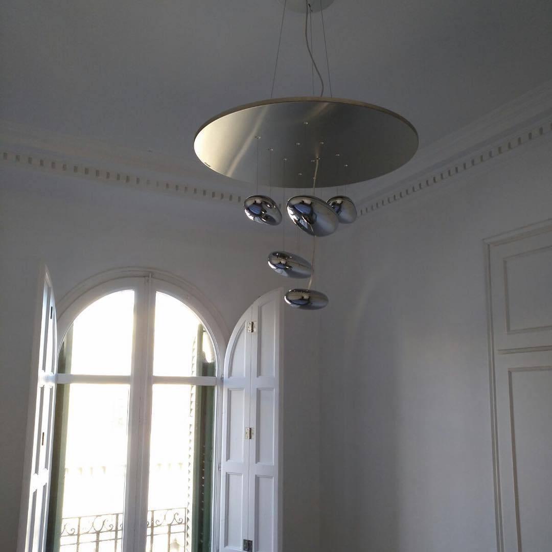 Orinanelle Kronleuchter aus Aluminium mit skulpturaler Kieselsteinform