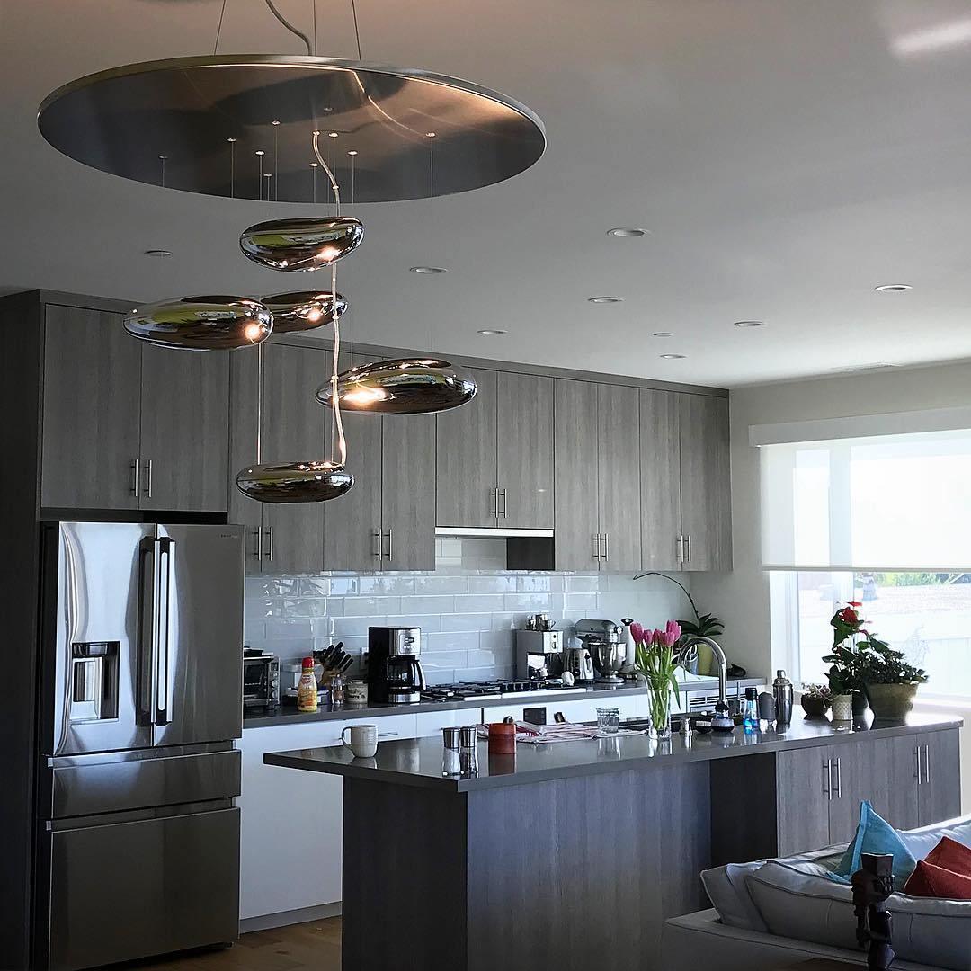Orinanelle Kronleuchter aus Aluminium mit skulpturaler Kieselsteinform