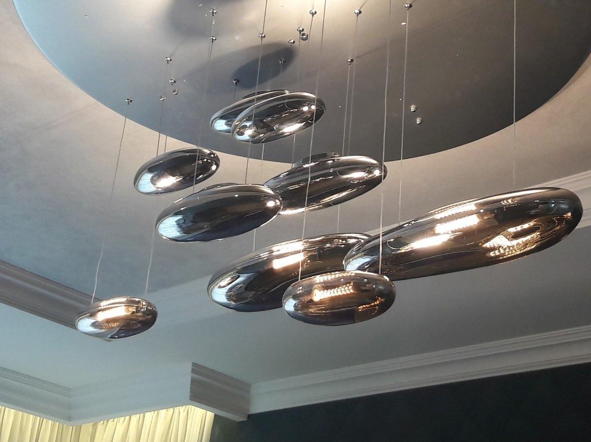 Orinanelle Kronleuchter aus Aluminium mit skulpturaler Kieselsteinform