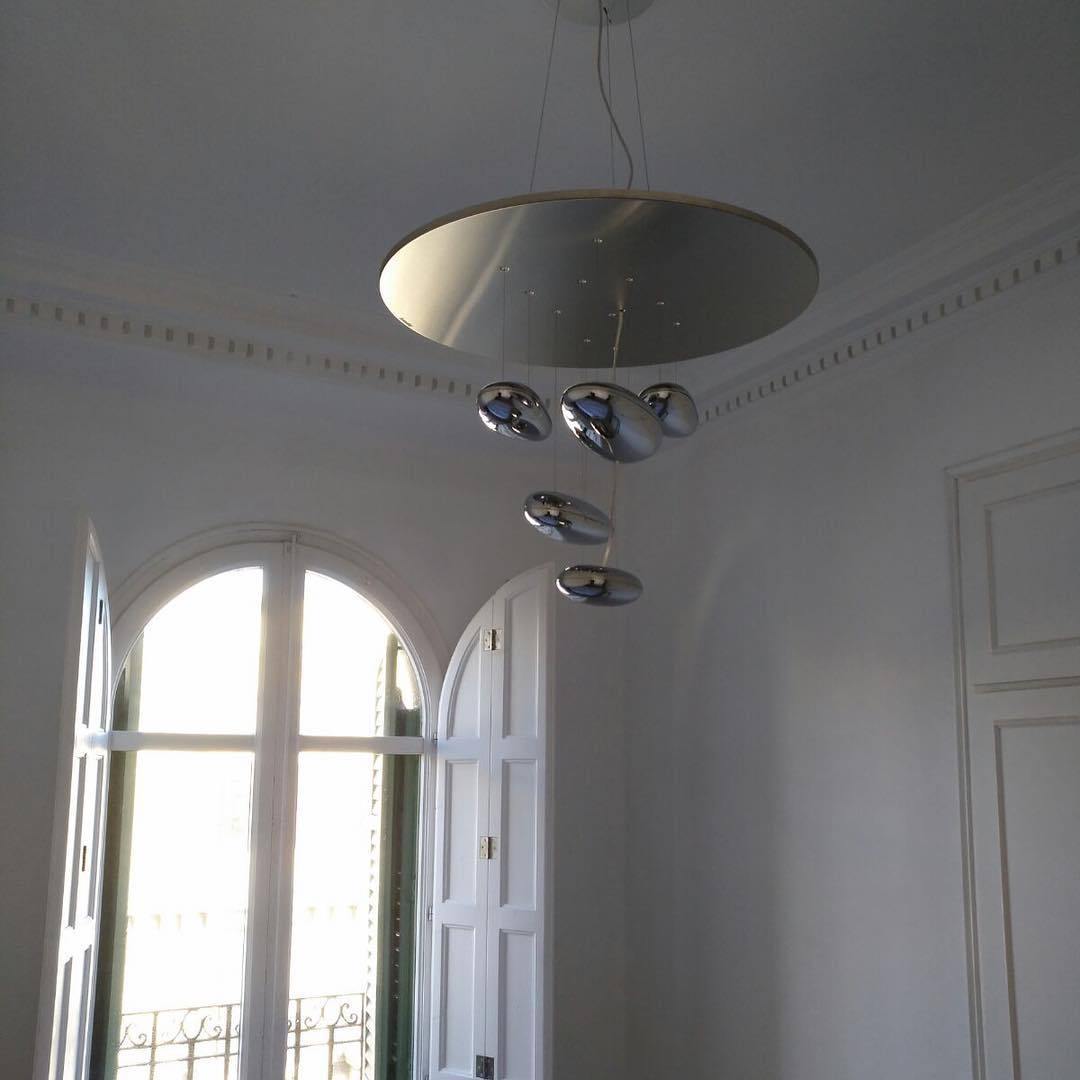 Orinanelle Kronleuchter aus Aluminium mit skulpturaler Kieselsteinform