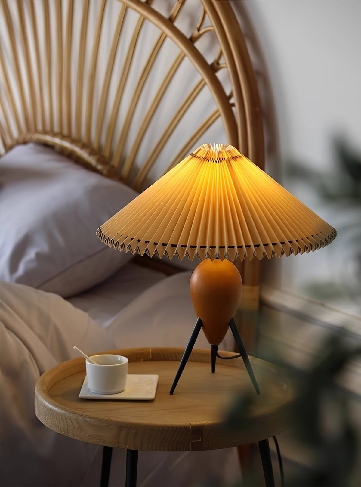 Elyse Tischleuchte aus Holz und Stoff im Retro-Stil