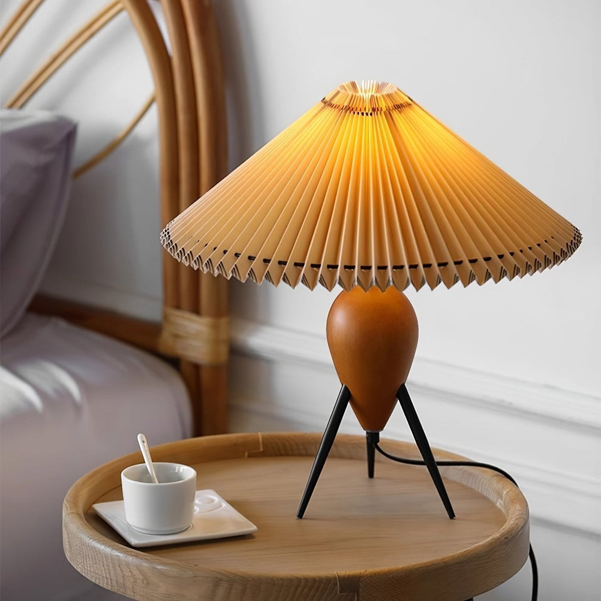 Elyse Tischleuchte aus Holz und Stoff im Retro-Stil