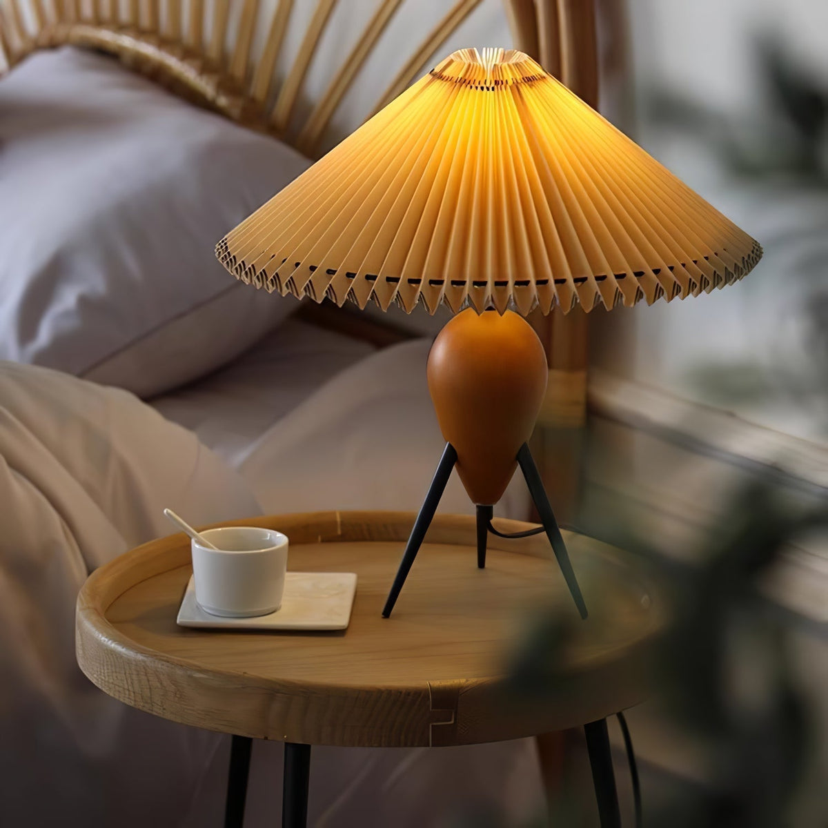 Elyse Tischleuchte aus Holz und Stoff im Retro-Stil