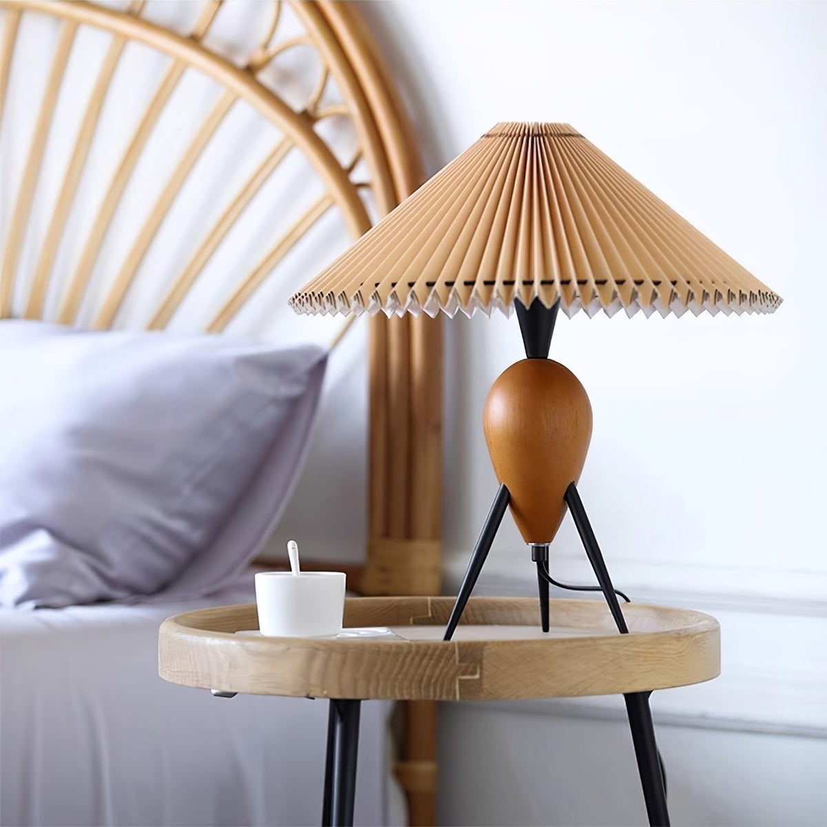 Elyse Tischleuchte aus Holz und Stoff im Retro-Stil
