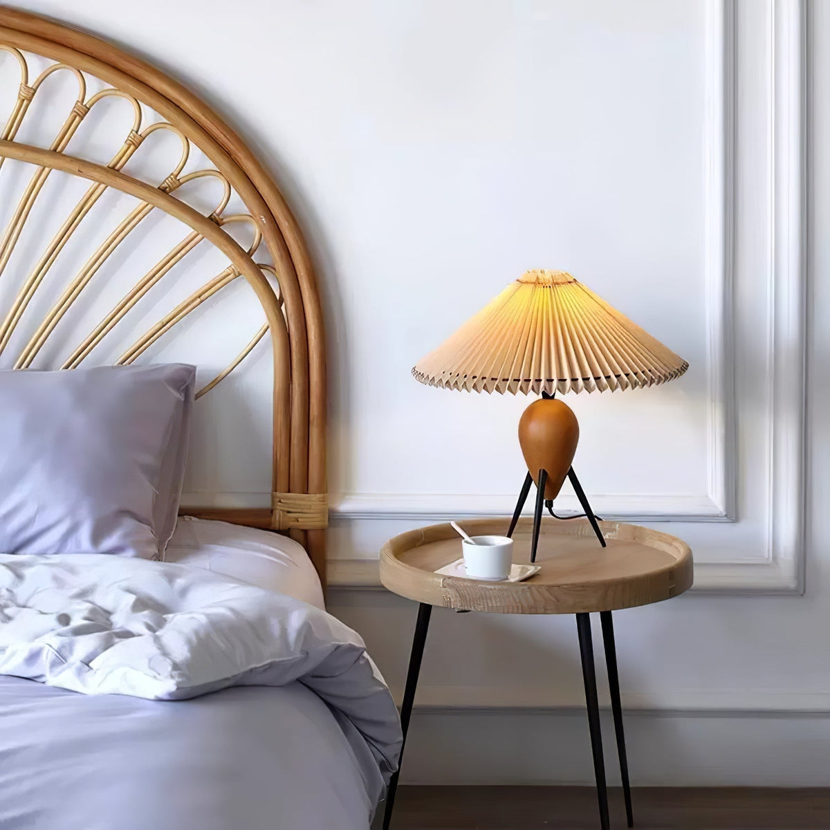 Elyse Tischleuchte aus Holz und Stoff im Retro-Stil