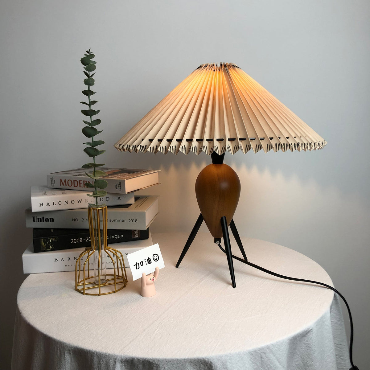 Elyse Tischleuchte aus Holz und Stoff im Retro-Stil