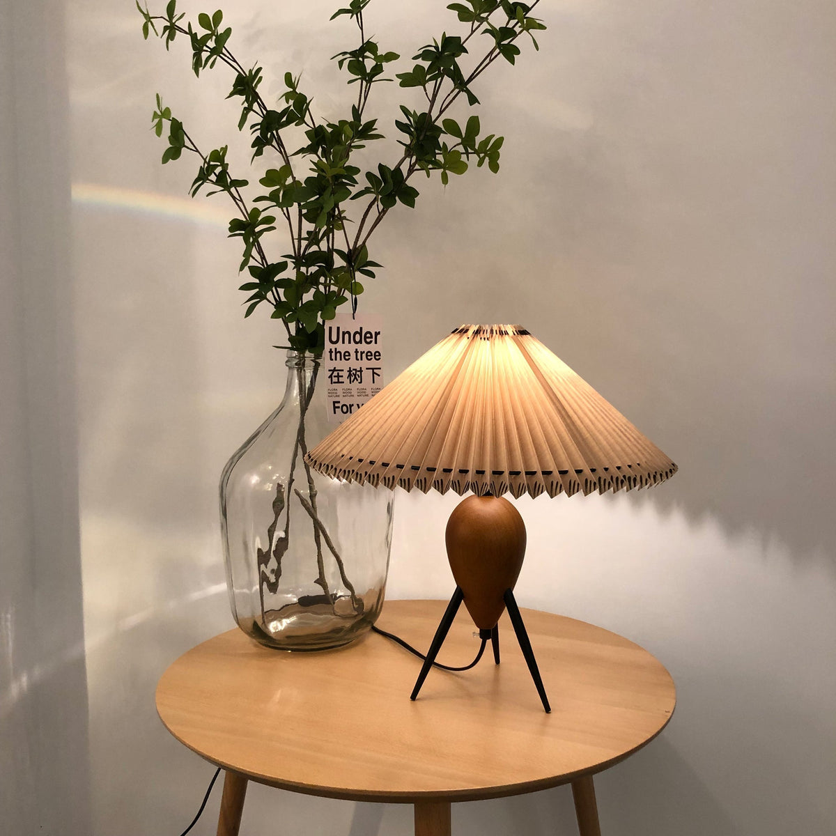Elyse Tischleuchte aus Holz und Stoff im Retro-Stil