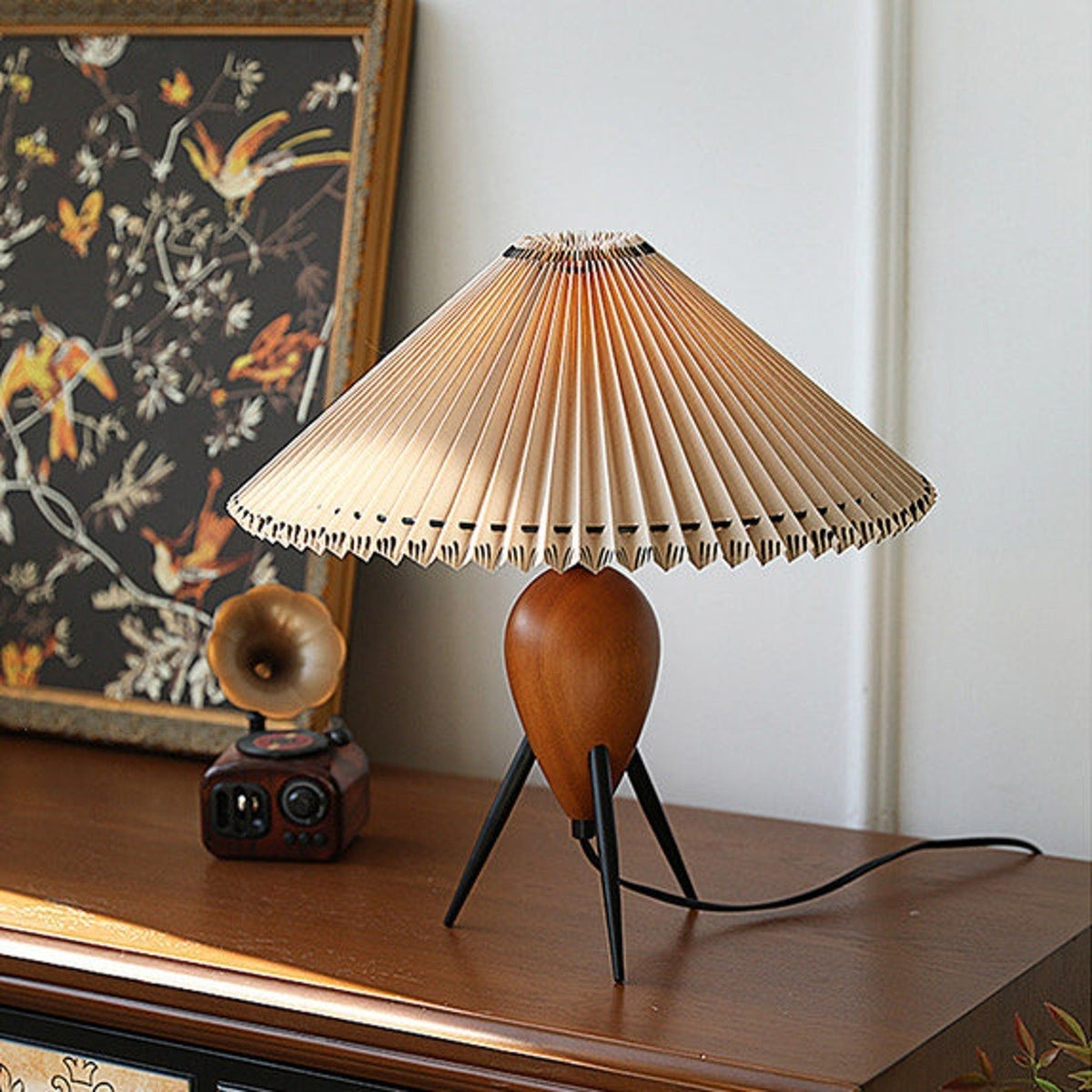 Elyse Tischleuchte aus Holz und Stoff im Retro-Stil