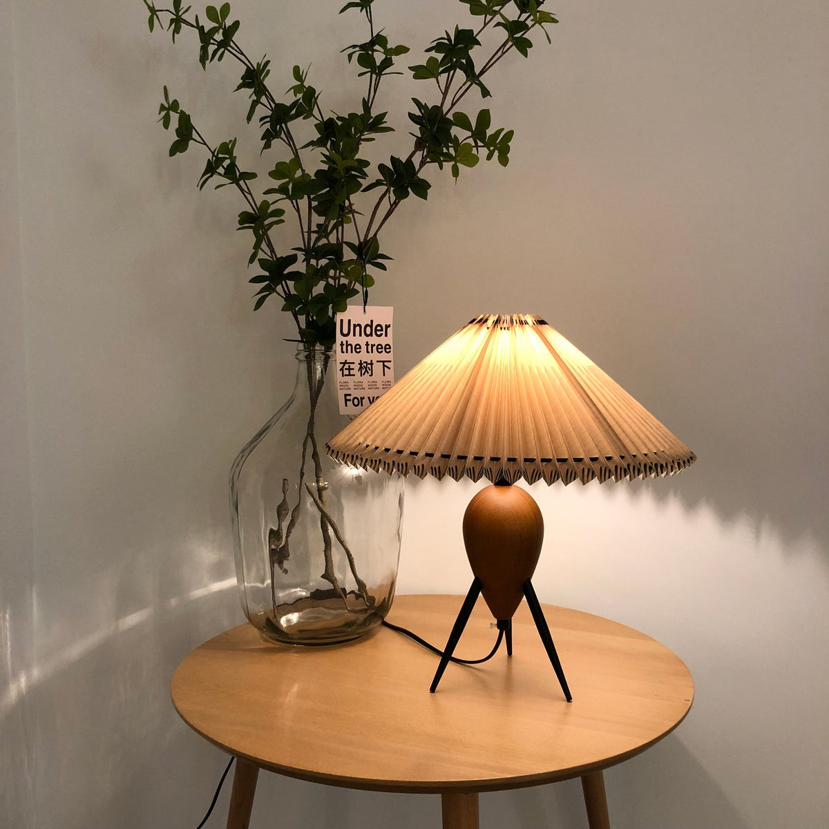 Elyse Tischleuchte aus Holz und Stoff im Retro-Stil