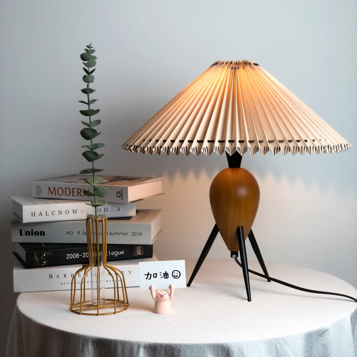 Elyse Tischleuchte aus Holz und Stoff im Retro-Stil