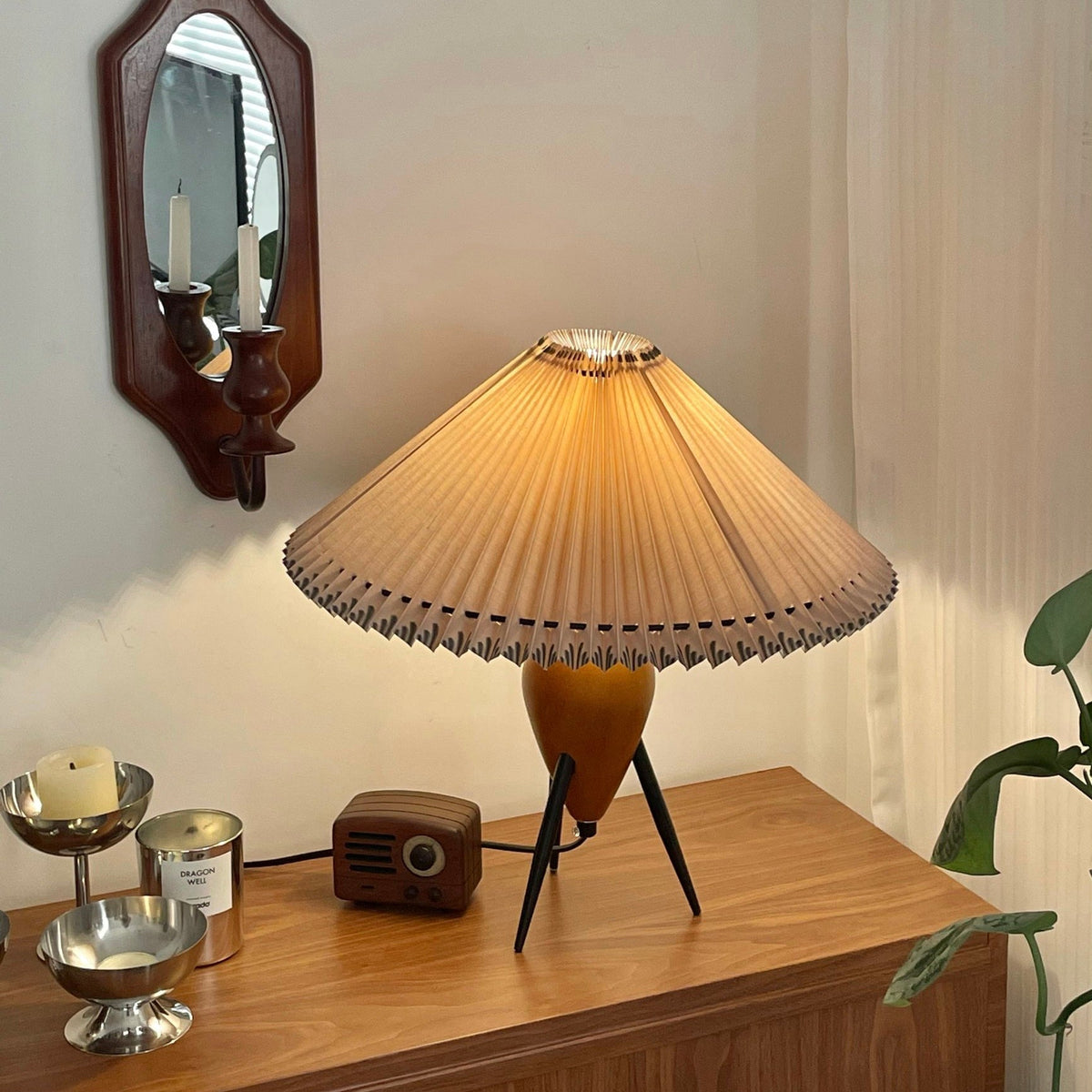 Elyse Tischleuchte aus Holz und Stoff im Retro-Stil