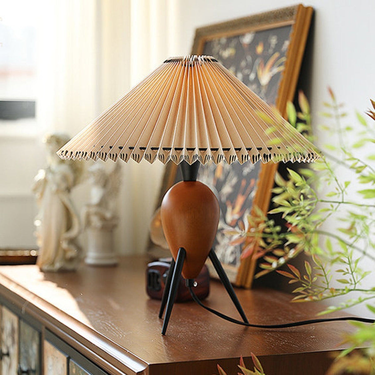 Elyse Tischleuchte aus Holz und Stoff im Retro-Stil
