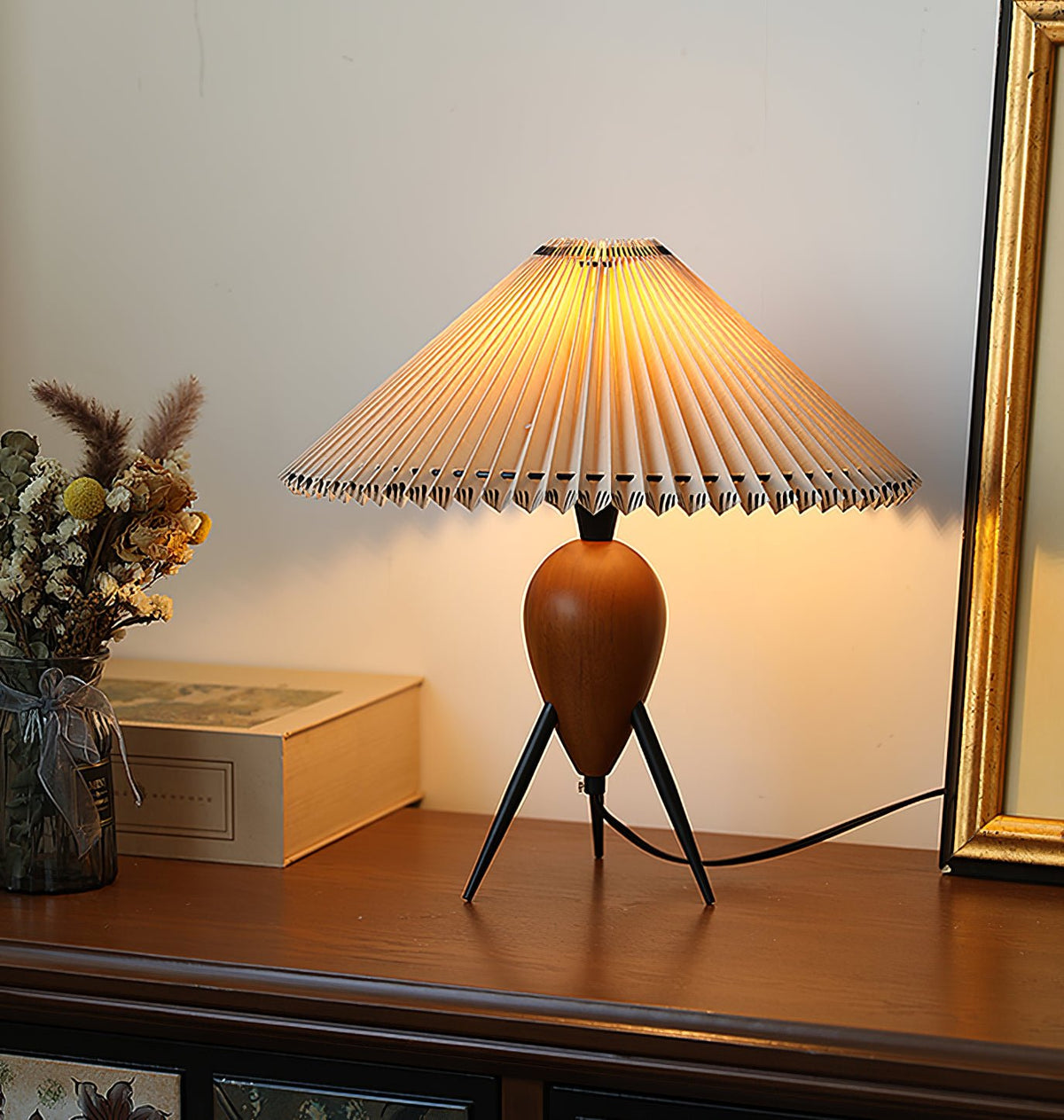 Elyse Tischleuchte aus Holz und Stoff im Retro-Stil