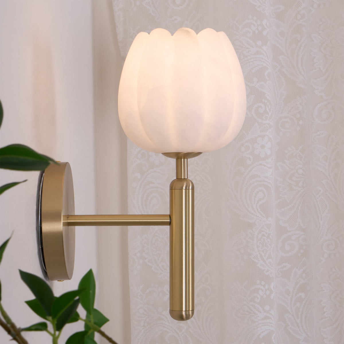 Nivarina Wandleuchte aus Alabaster in Messing mit floraler Verzierung