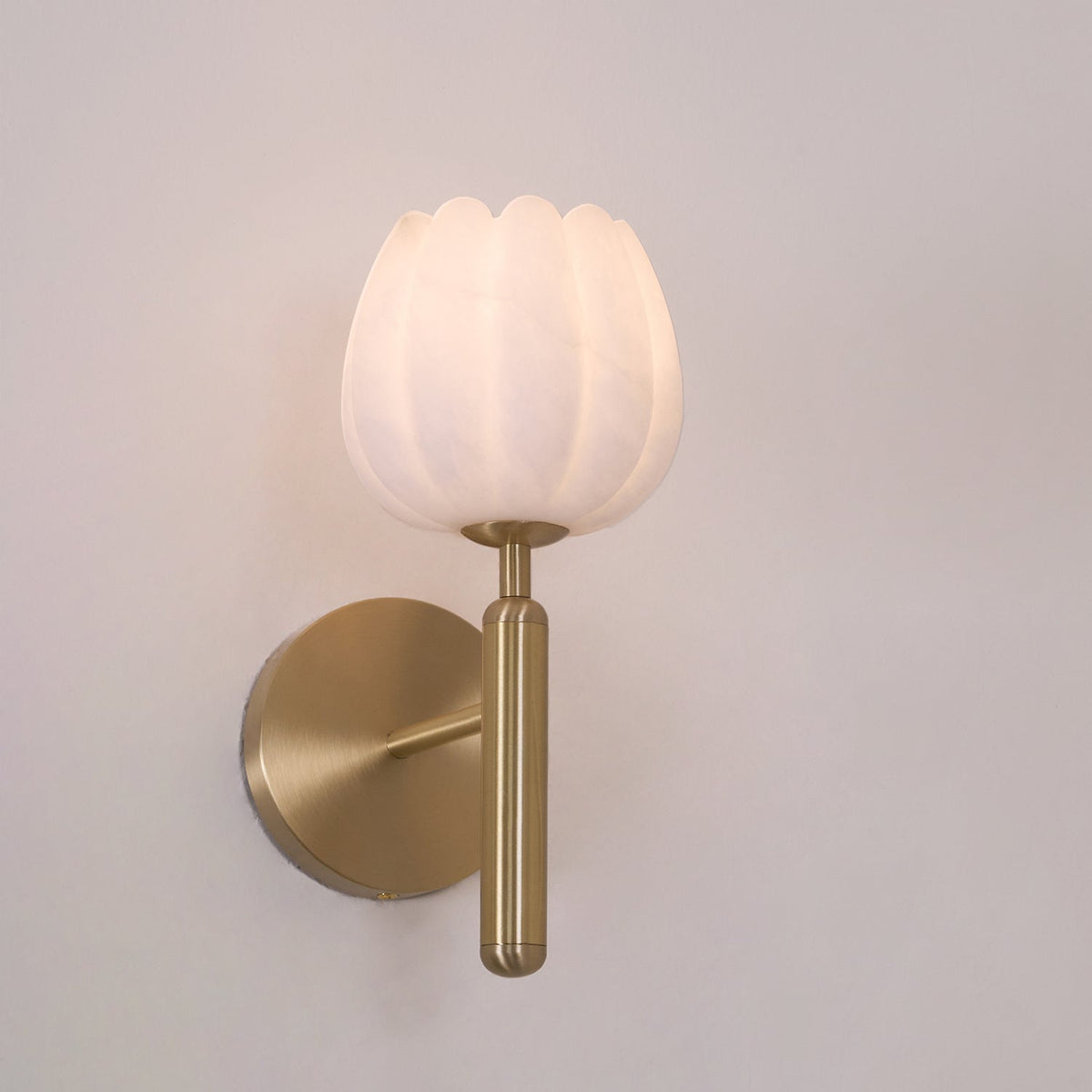 Nivarina Wandleuchte aus Alabaster in Messing mit floraler Verzierung