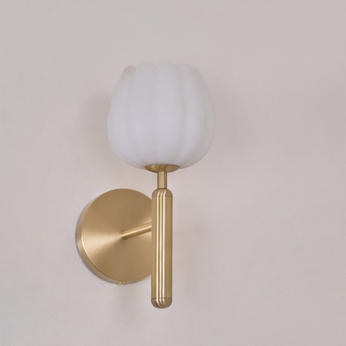 Nivarina Wandleuchte aus Alabaster in Messing mit floraler Verzierung