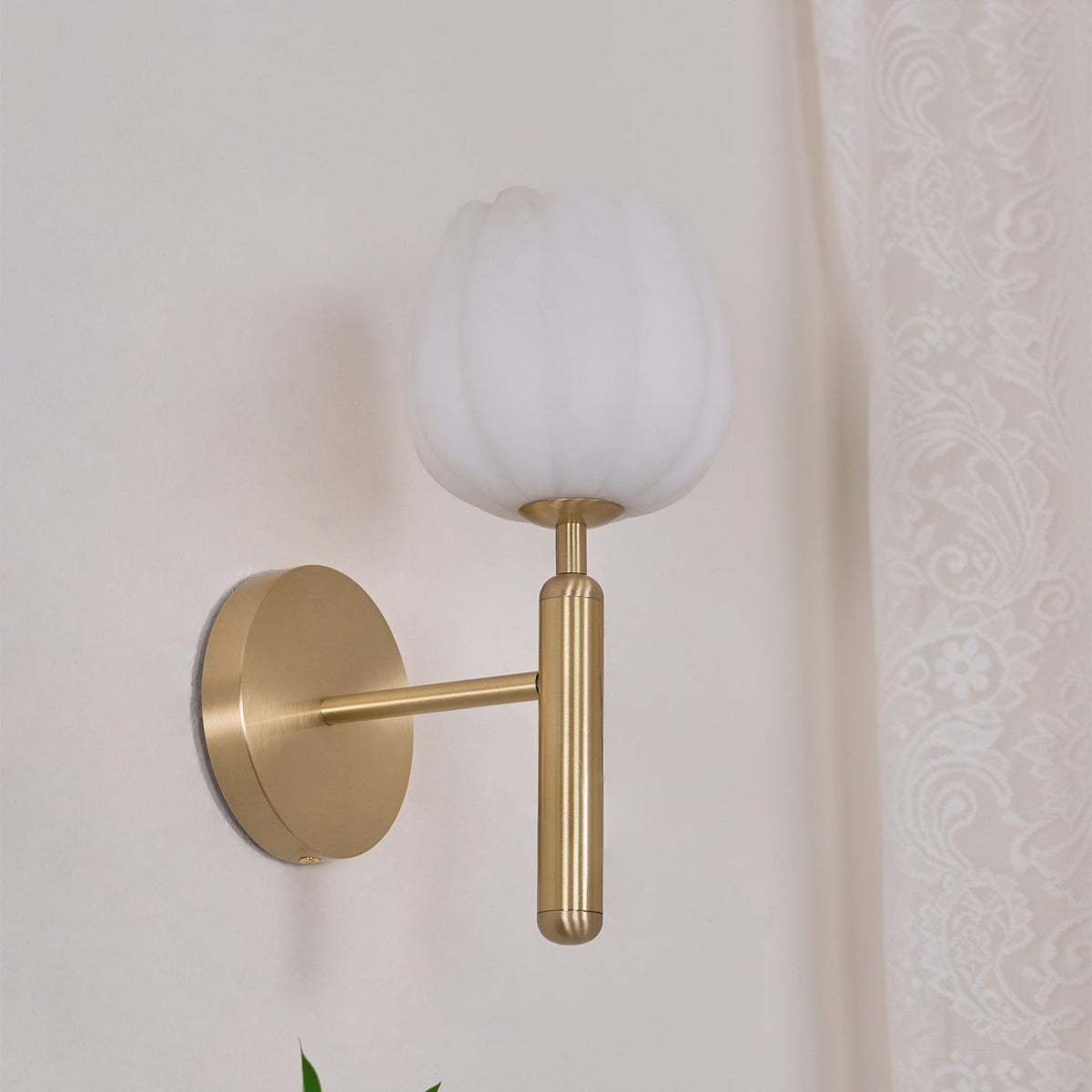 Nivarina Wandleuchte aus Alabaster in Messing mit floraler Verzierung
