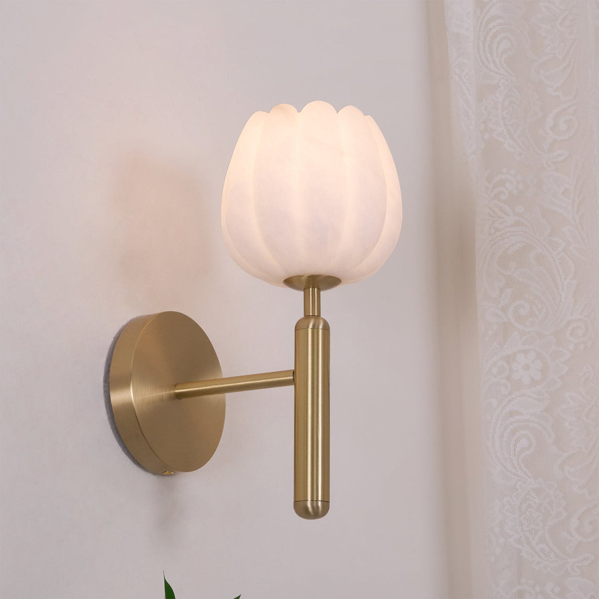 Nivarina Wandleuchte aus Alabaster in Messing mit floraler Verzierung