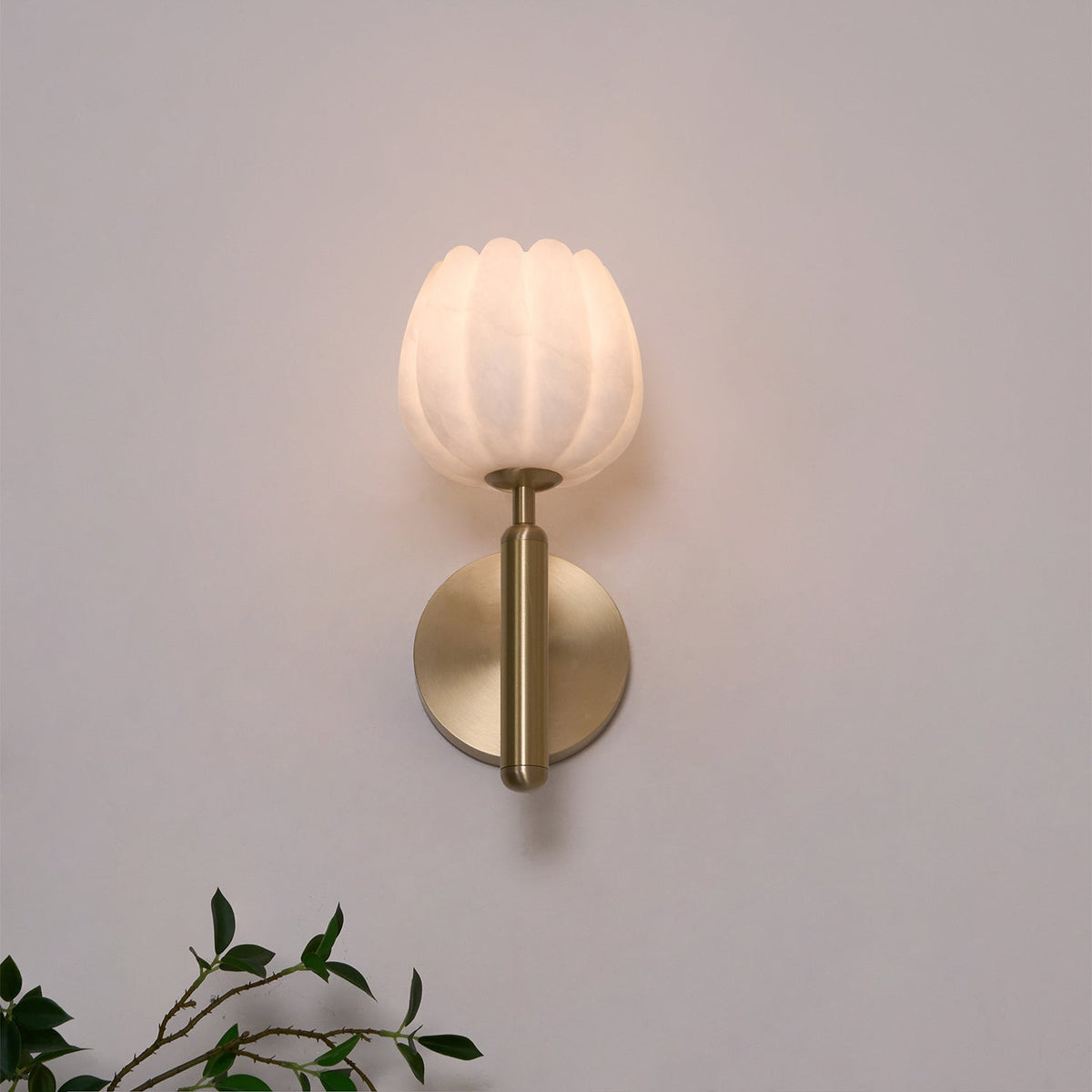 Nivarina Wandleuchte aus Alabaster in Messing mit floraler Verzierung