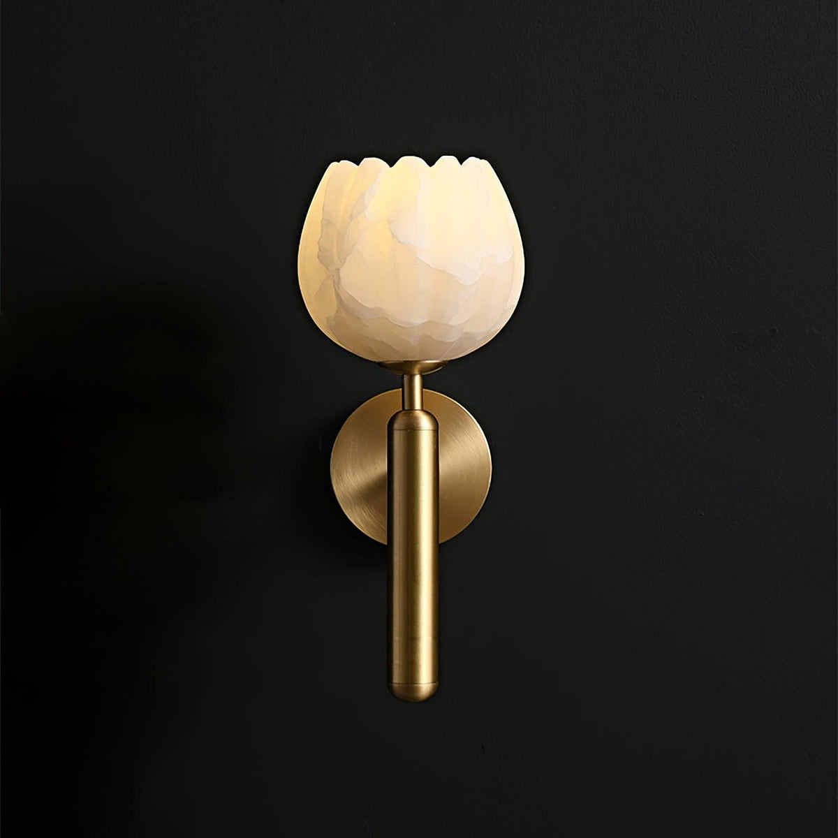 Nivarina Wandleuchte aus Alabaster in Messing mit floraler Verzierung