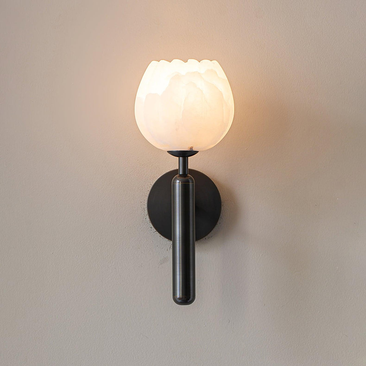 Nivarina Wandleuchte aus Alabaster in Messing mit floraler Verzierung
