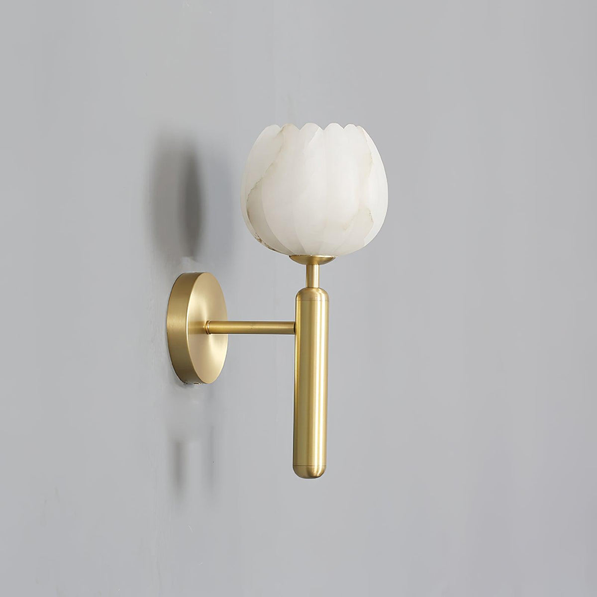 Nivarina Wandleuchte aus Alabaster in Messing mit floraler Verzierung