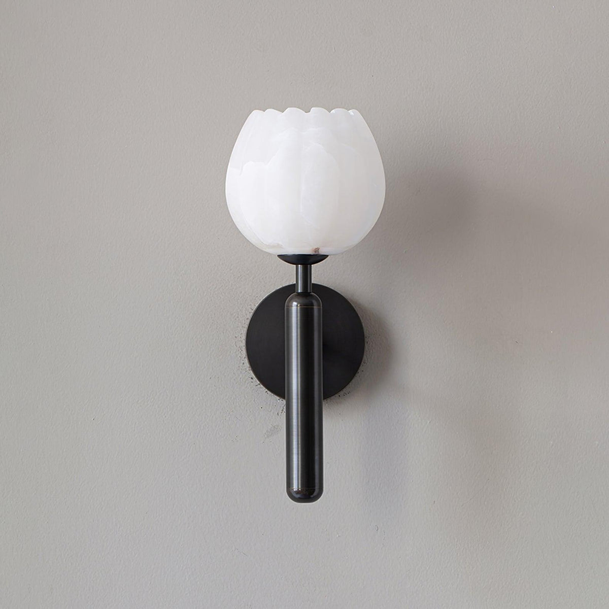 Nivarina Wandleuchte aus Alabaster in Messing mit floraler Verzierung