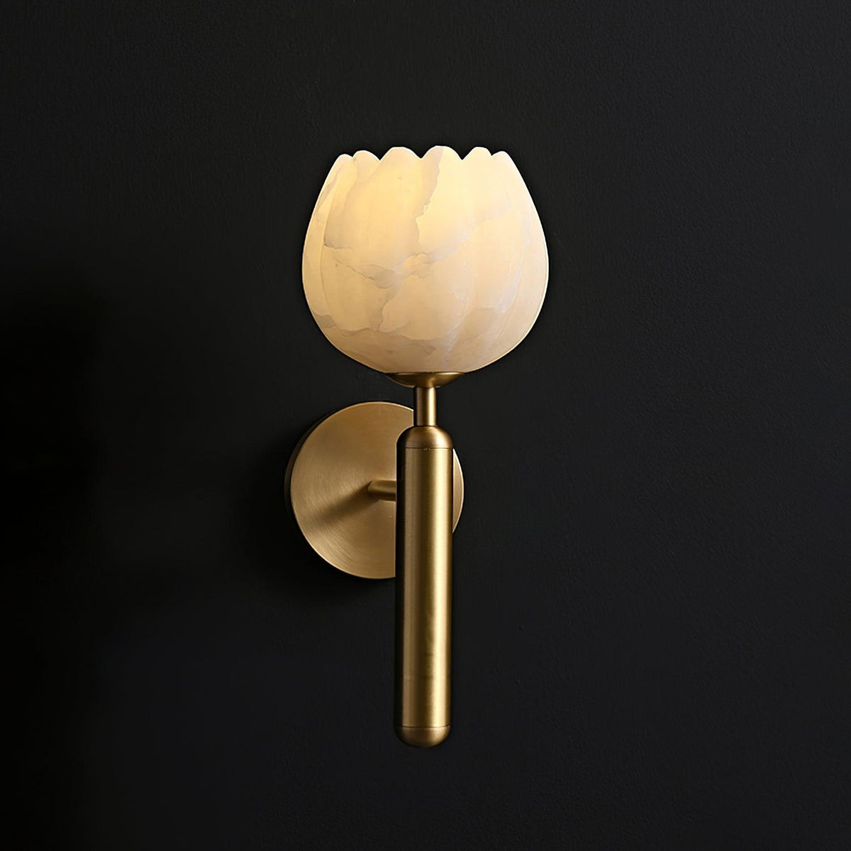Nivarina Wandleuchte aus Alabaster in Messing mit floraler Verzierung