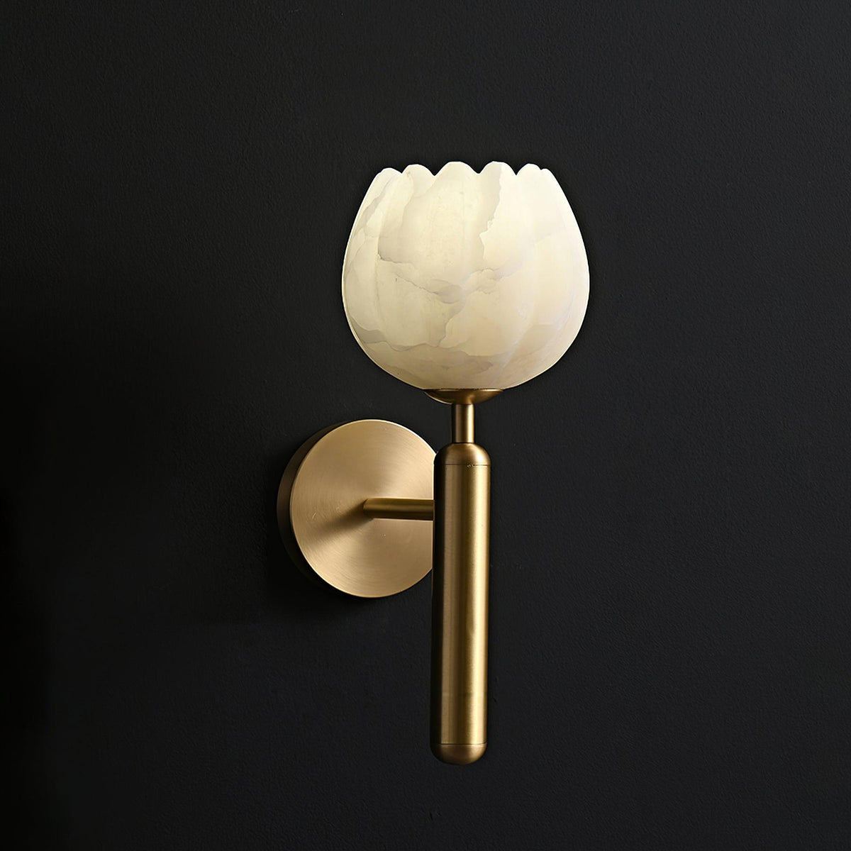 Nivarina Wandleuchte aus Alabaster in Messing mit floraler Verzierung