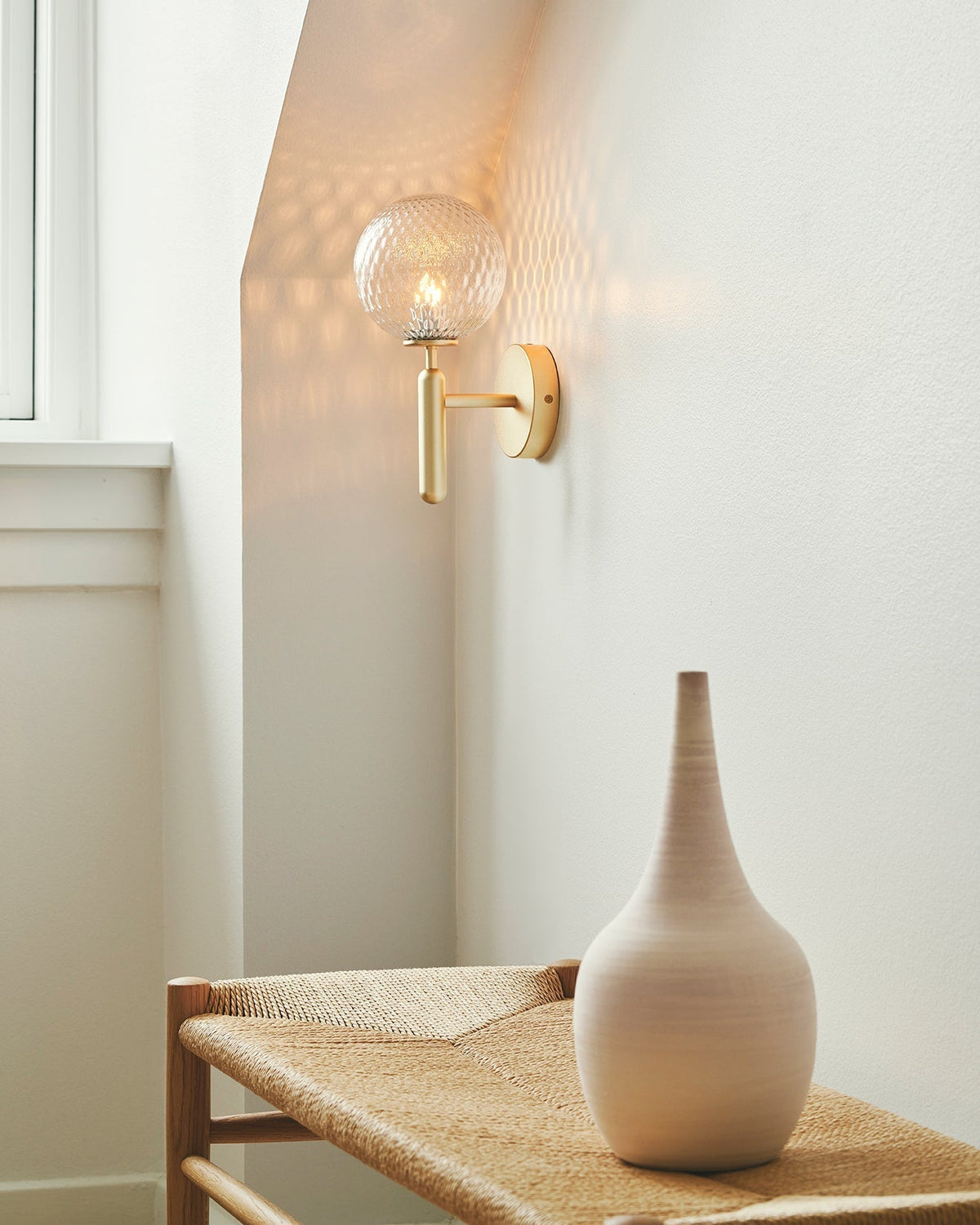 Ilirila zeitgenössische Wandleuchte aus Messing mit Milchglas