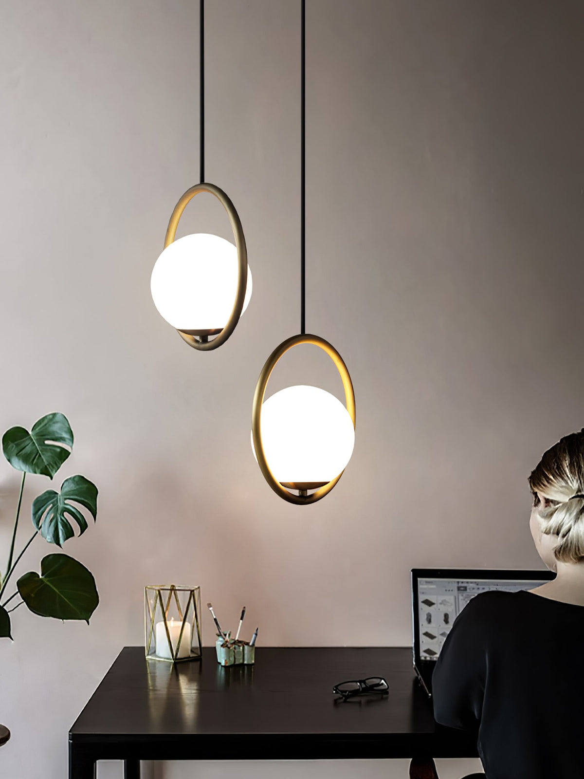 Orieria Pendelleuchte aus Messing im modernen Ringdesign