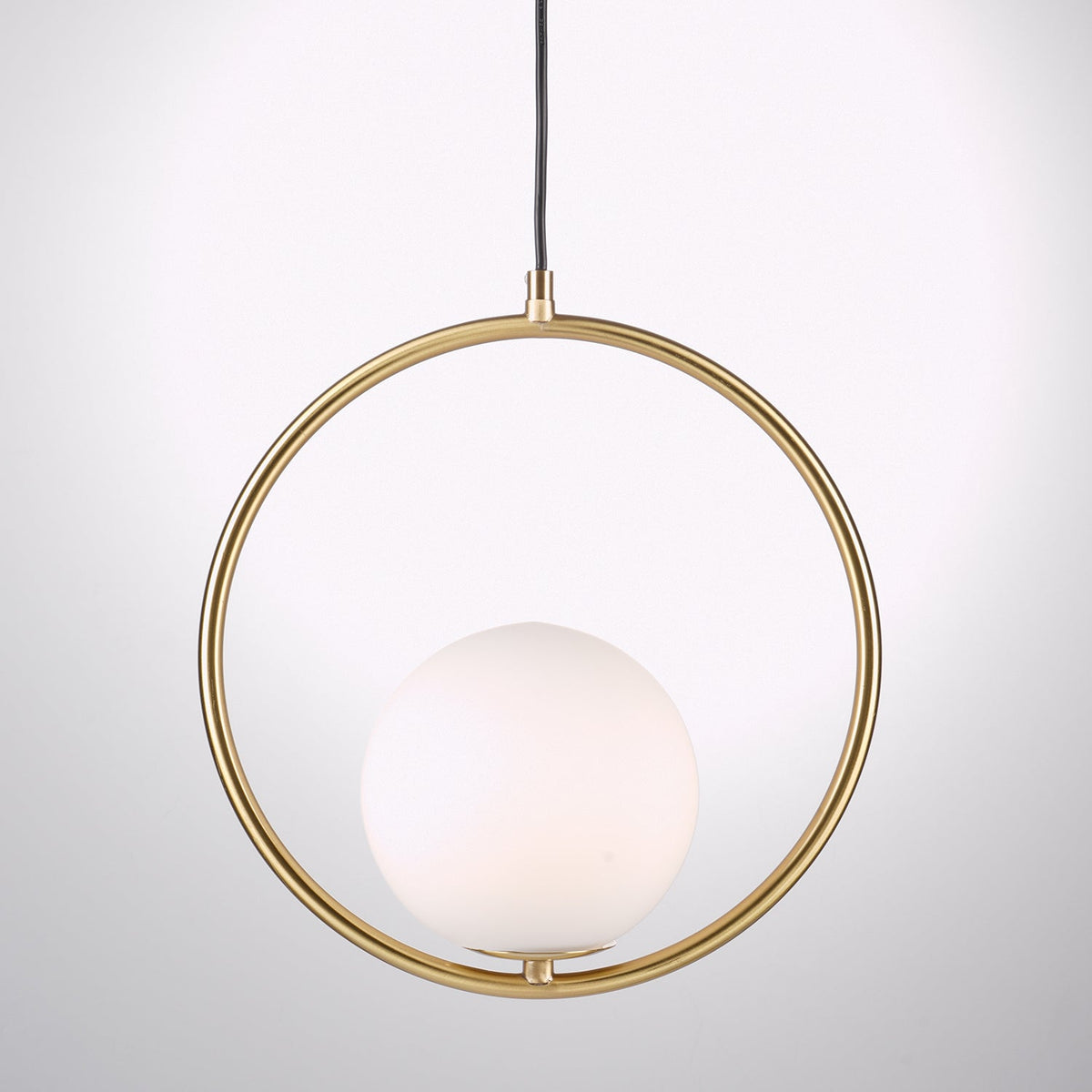 Orieria Pendelleuchte aus Messing im modernen Ringdesign