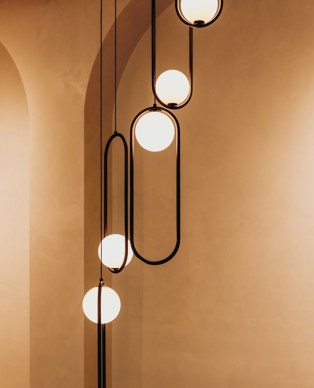 Orieria Pendelleuchte aus Messing im modernen Ringdesign