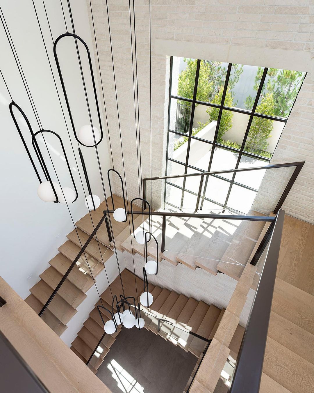 Orieria Pendelleuchte aus Messing im modernen Ringdesign