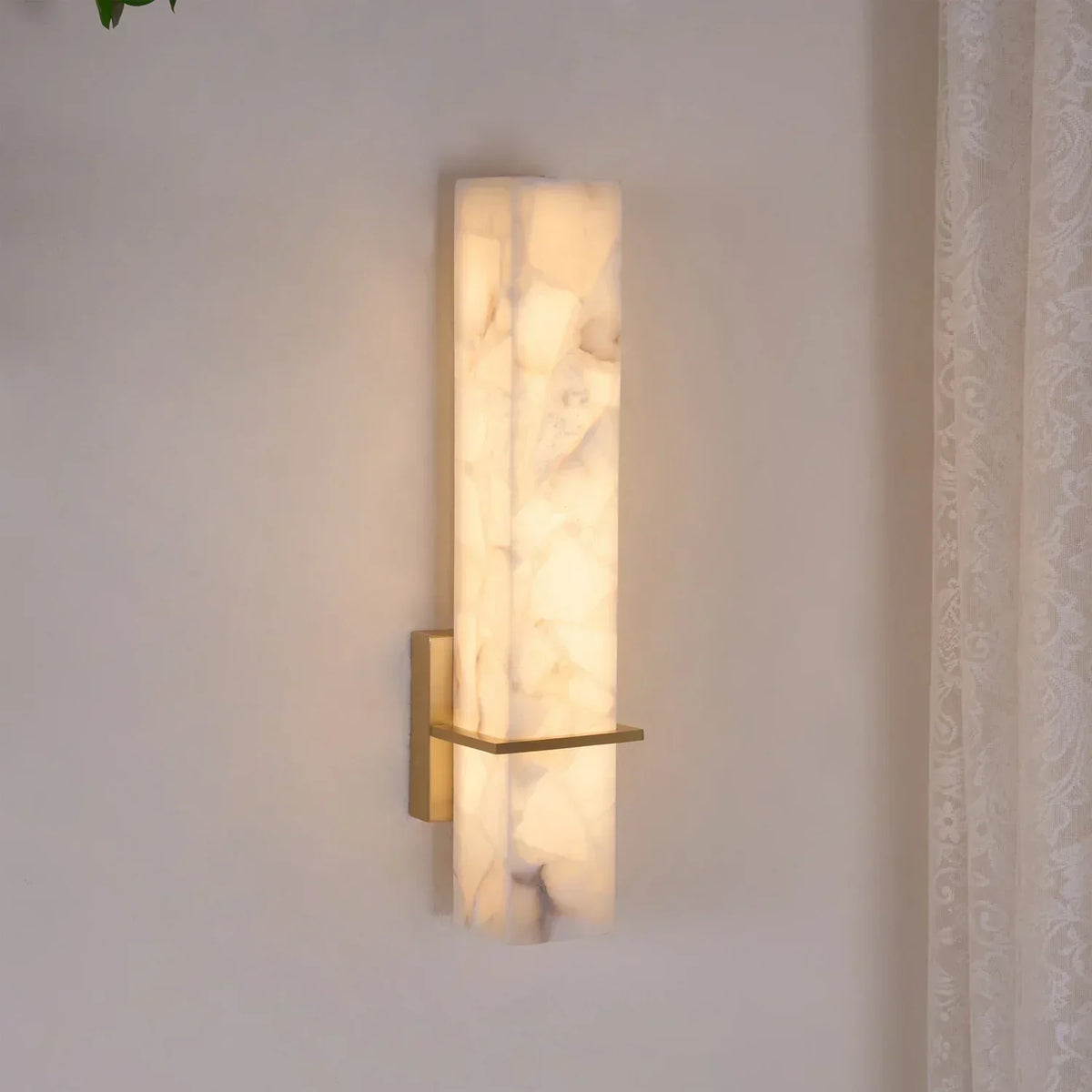 Eiriaya Wandleuchte aus weißem Alabaster und Messing in moderner Quaderform