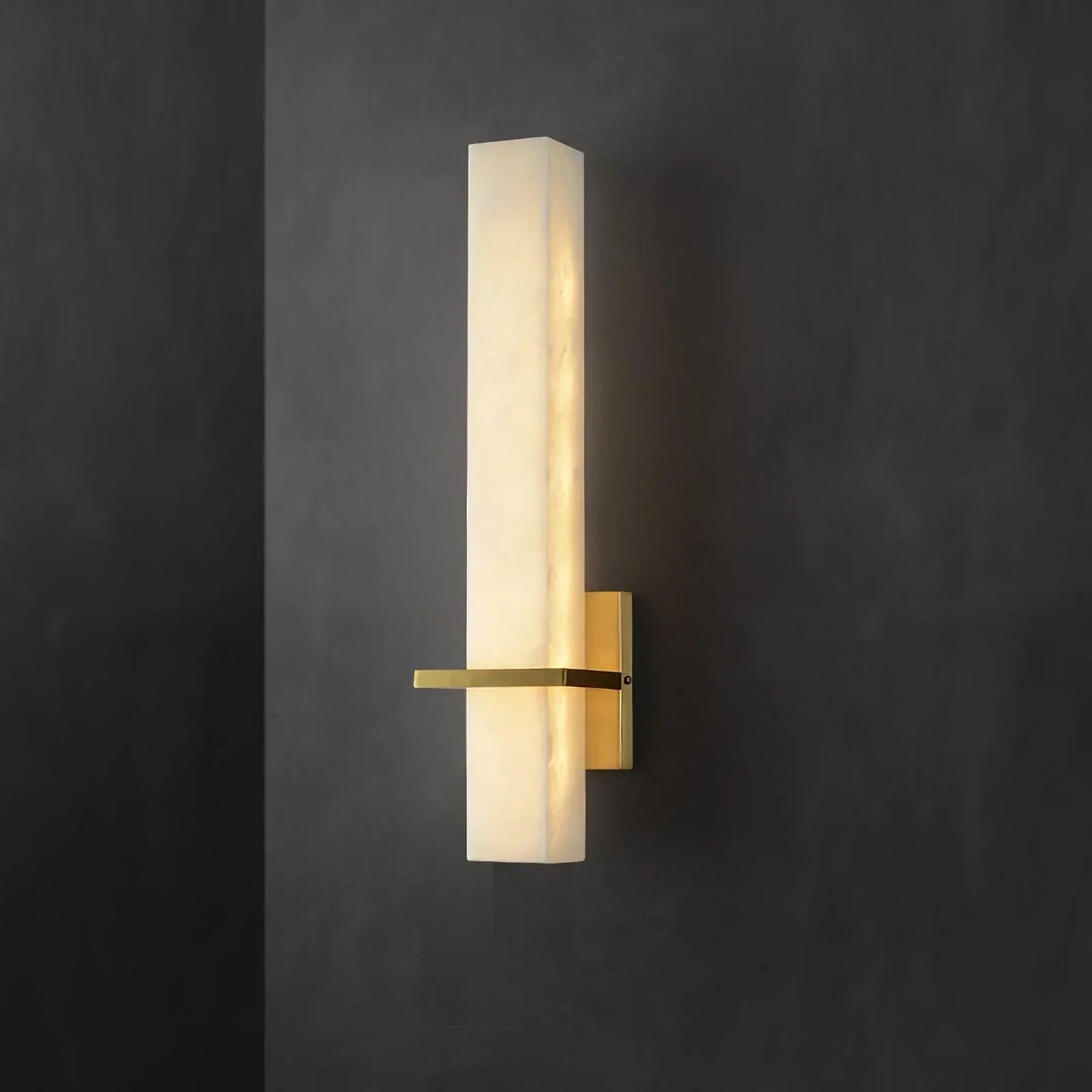 Eiriaya Wandleuchte aus weißem Alabaster und Messing in moderner Quaderform
