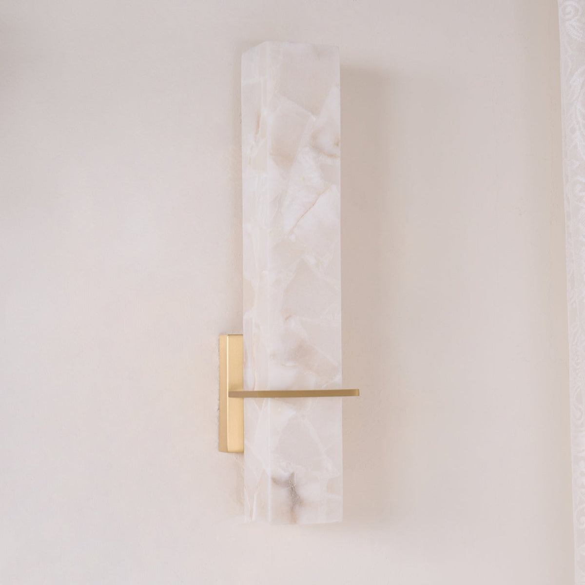 Eiriaya Wandleuchte aus weißem Alabaster und Messing in moderner Quaderform